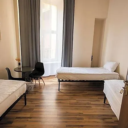 Fivehostel